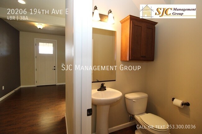 Foto del edificio - Spacious four-bedroom home in gated community