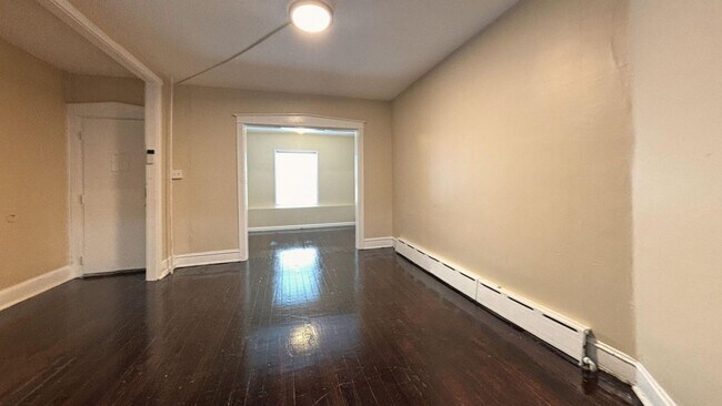 Foto del edificio - Spacious 3-Bedroom Philly Living: Hardwood Floors & Natural Light