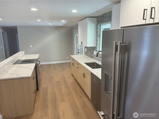 Foto del edificio - 4515 Chrisella Rd E