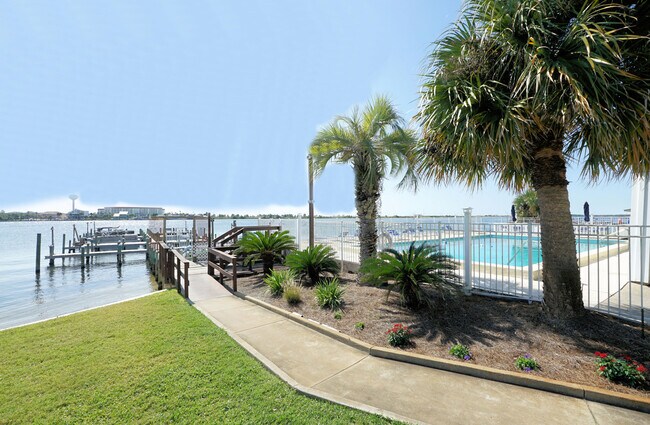 Foto del edificio - 308 Miracle Strip Pkwy SW