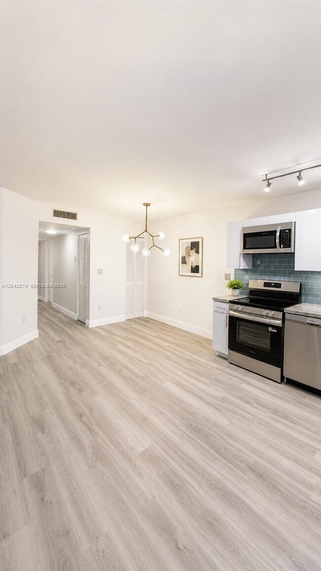 Foto del edificio - 4780 NW 102nd Ave