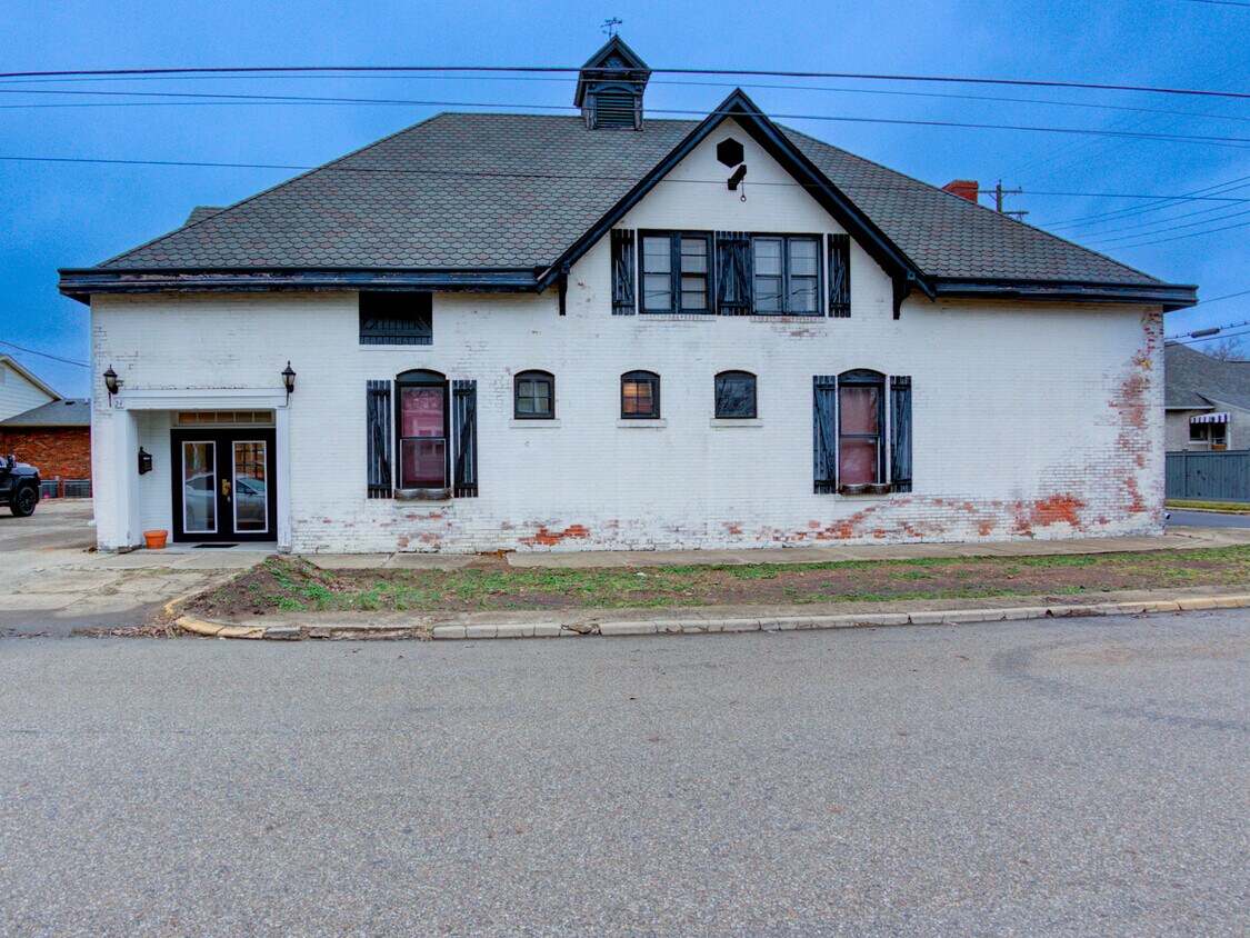 Primary Photo - 24 E Polk St