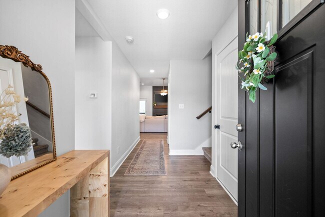 Foto del edificio - 3 bedroom Pet Friendly Home For Rent Near Needmore Road!