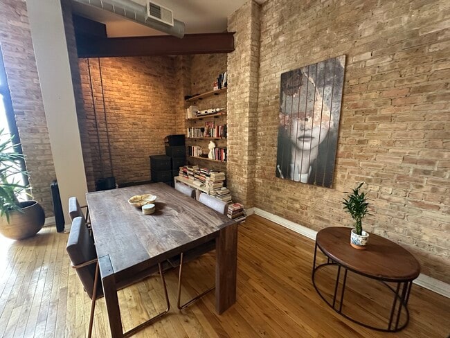 Building Photo - 1635 W Belmont Ave