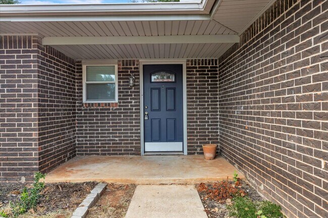 Building Photo - 1611 Briarcliff Ct