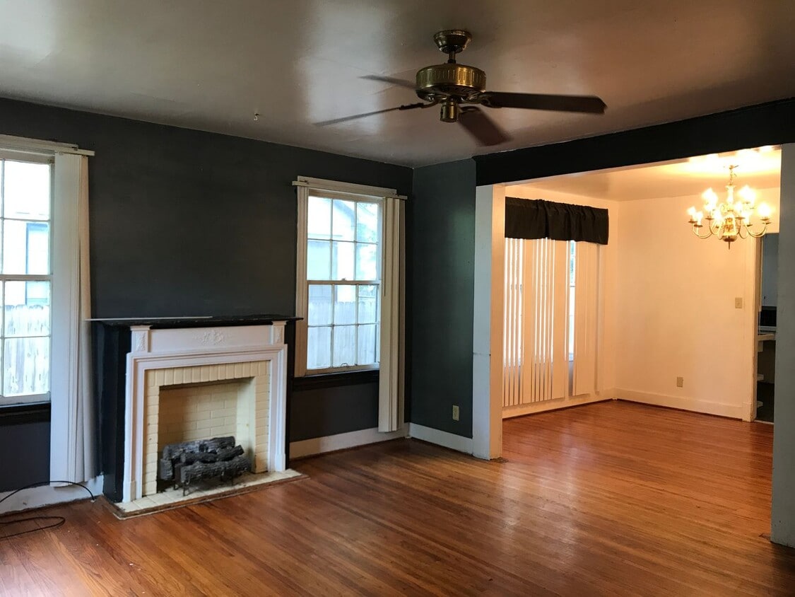 Building Photo - ****119 Colonial - Alexandria, off Monroe st