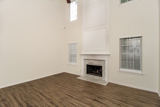Building Photo - 3410 Sandlake Dr SW