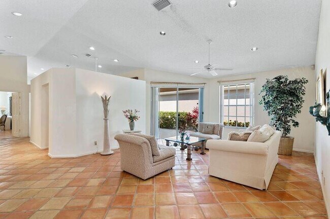 Foto del edificio - 8170 Hampton Wood Dr