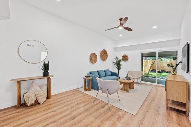 Foto del edificio - 6807 Woodhue Dr