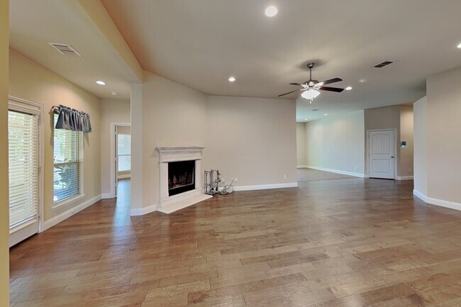 Building Photo - 7417 Rose Crest Blvd