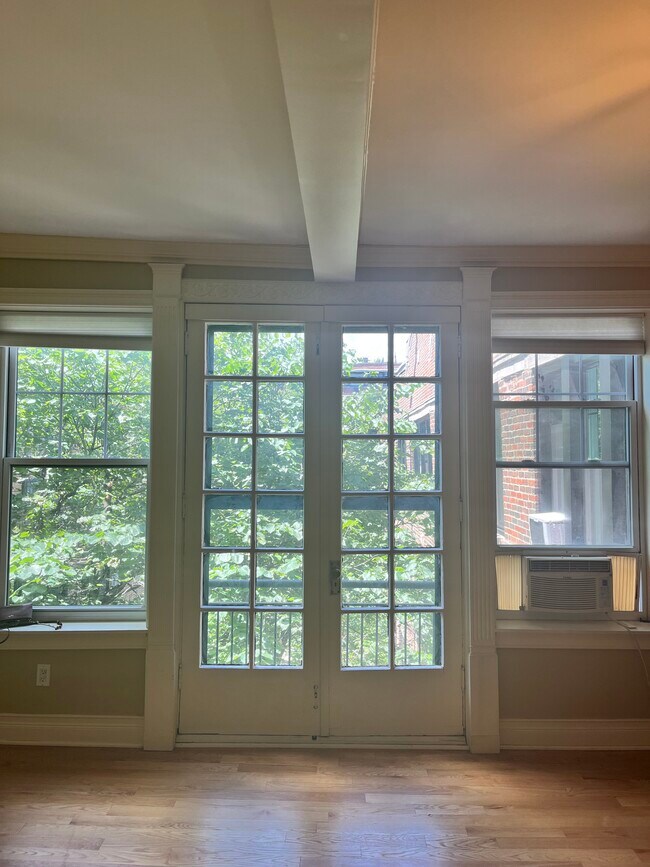 Juliet balcony - 2315 N Commonwealth Ave