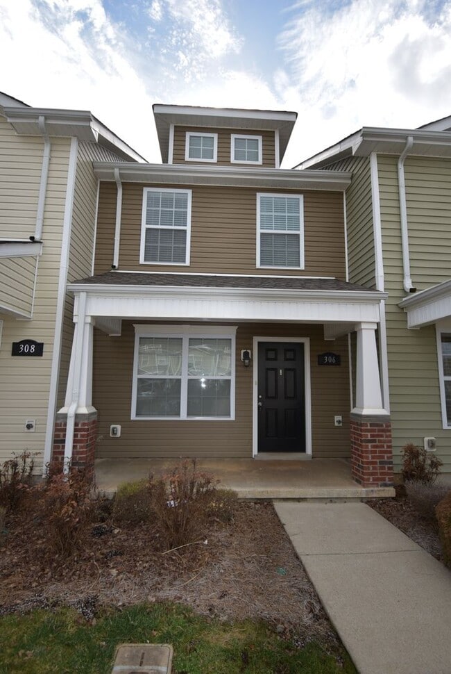 Building Photo - 2 Bedroom Pet Friendly Condo For Rent Near Beachaven Vineyard!