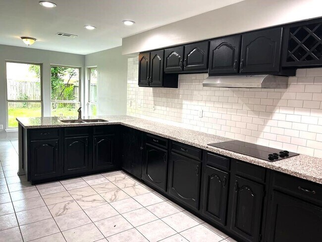 Building Photo - 1818 Pine Hollow Dr