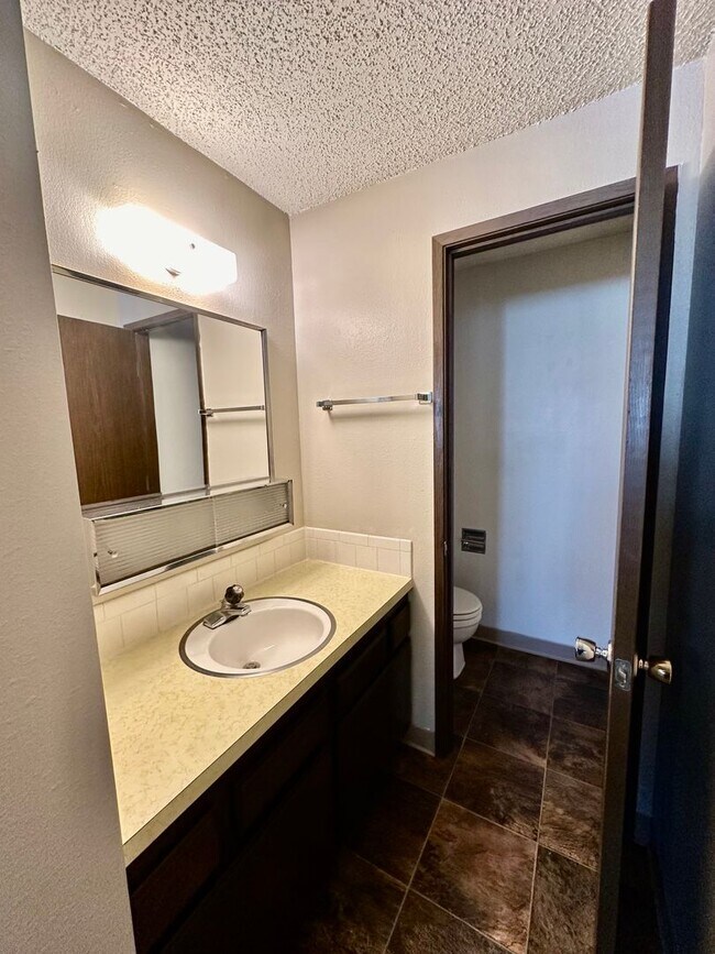 Building Photo - Hard to find 2 bdrm, 1.5 bath unit with wa...