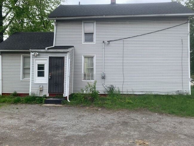Building Photo - Section 8 Accepted! Spacious newly renovat...