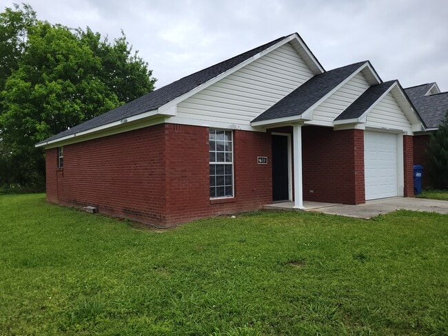 Building Photo - 611 Burns St
