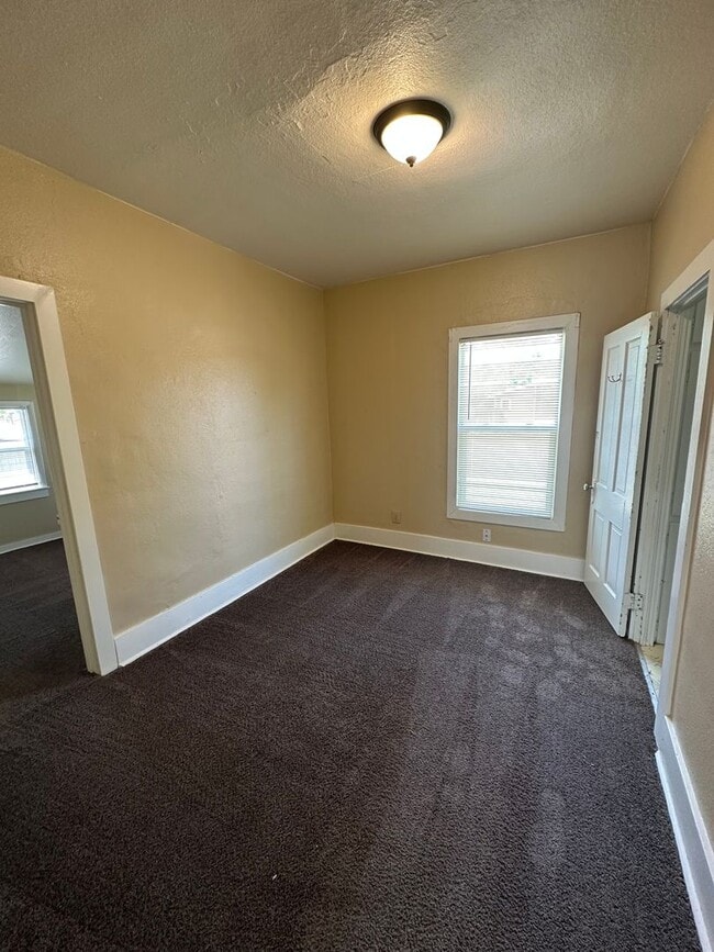 Building Photo - 2 BEDROOMS, 1 BATHROOM, PLUS OFFICE/BONUS ...