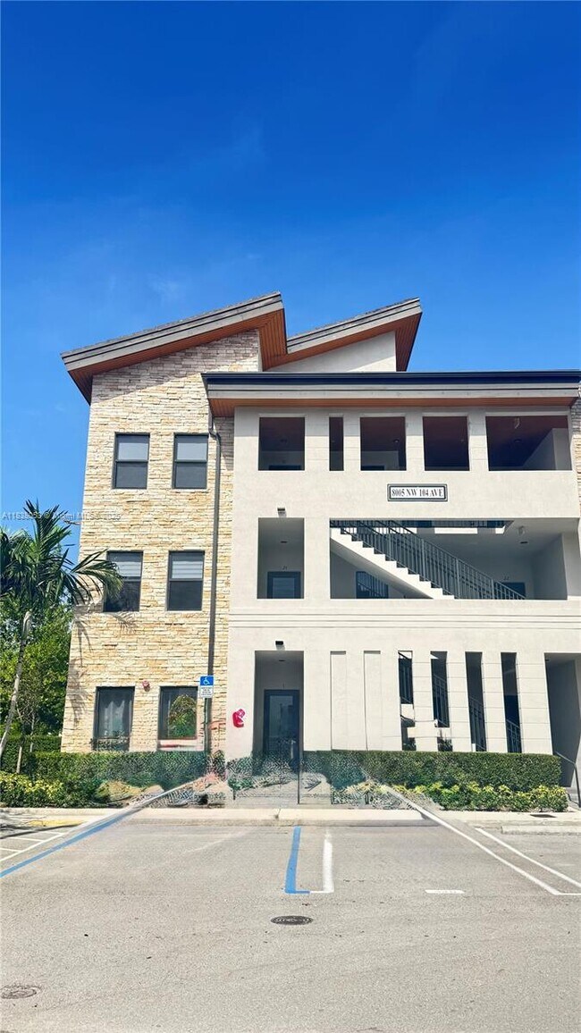 Foto del edificio - 8005 NW 104th Ave