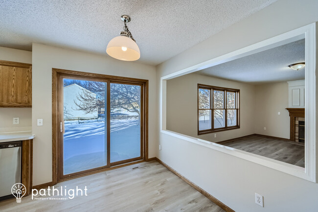 Foto del edificio - 2407 Mailand Road E, Maplewood, MN, 55119