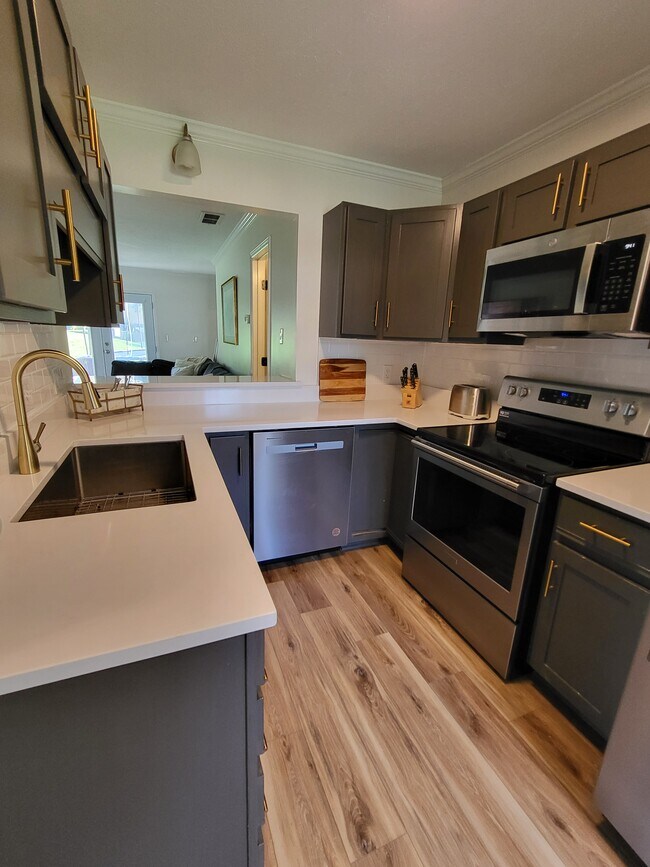 Foto del edificio - 821 Selwyn Oaks Ct