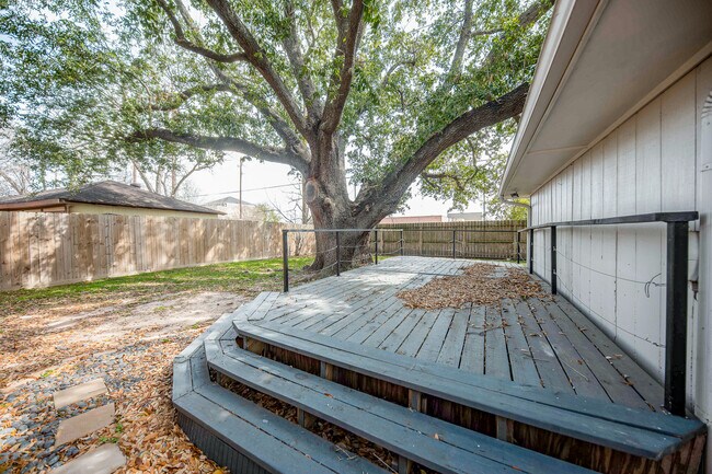 Building Photo - 451 Gentilly Dr