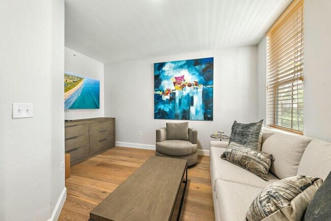 Building Photo - 696 Fern St