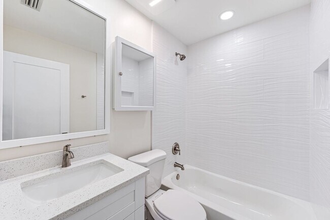 Foto del edificio - NEWLY REMODELED 2 Bedroom, 1 Bath Duplex -...