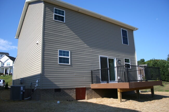 rear of property - 2720 Dorval Rd