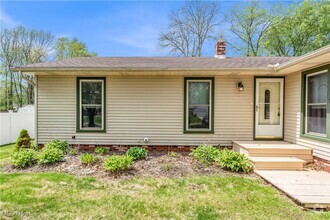 Building Photo - 1021 Larchview Dr