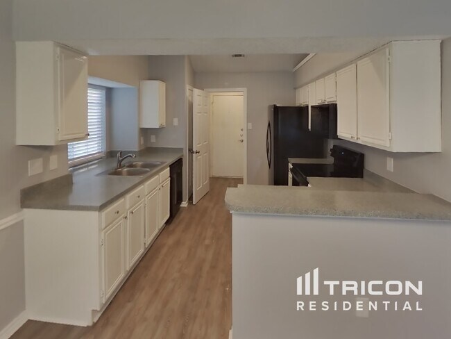 Foto del edificio - 160 Westwood Dr