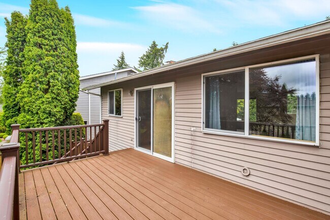 Foto del edificio - 4 Bedroom 3 Bath Split Level Kirkland