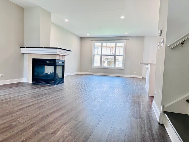 Building Photo - 1875 Crenshaw Cir