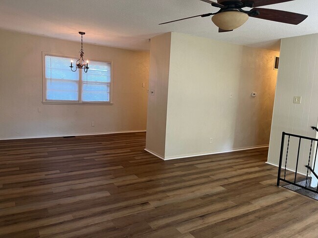 Foto del edificio - 3 BEDROOM 1 FULL BATH HOME WITH LIVING ROOM & REC ROOM, SINGLE GARAGE AND LARGE BACKYARD