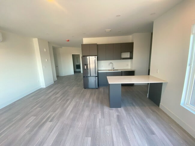 Building Photo - Beautiful New 2 Bed 2 Bath