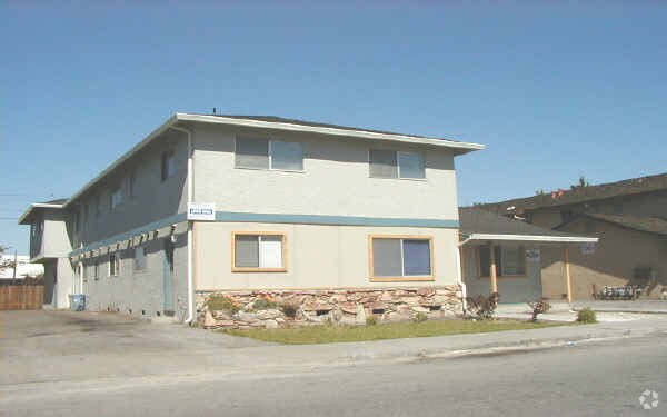 Building Photo - 2137 Main St