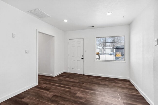 Building Photo - Newly Remodeled West Valley 2 Bed Duplex -...