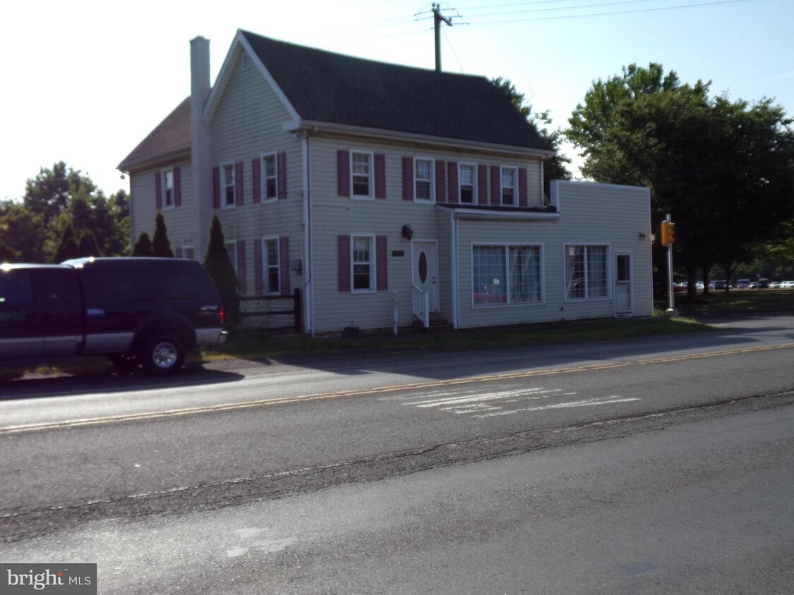 Building Photo - 5885 Easton Rd