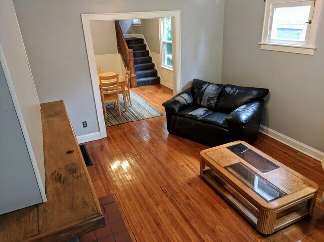 Foto del edificio - 223 E Maynard Ave