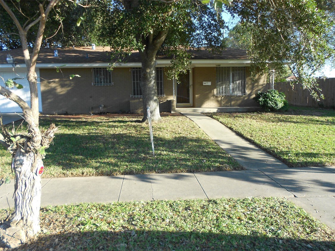 Primary Photo - 1410 Casa De Oro Dr