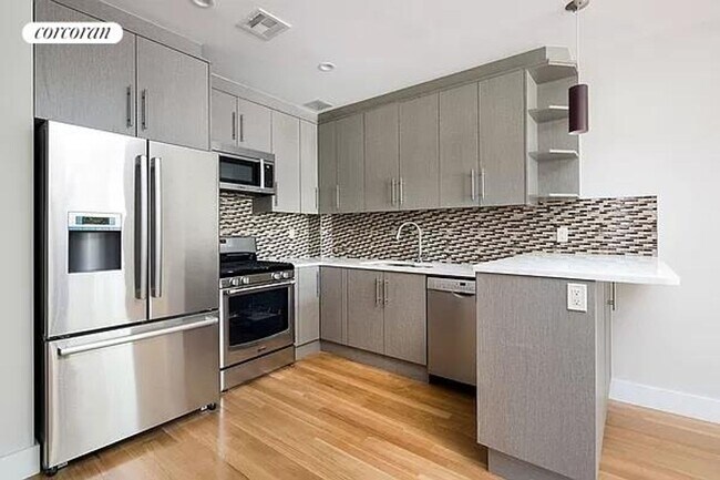 Foto del edificio - 218 Frost St
