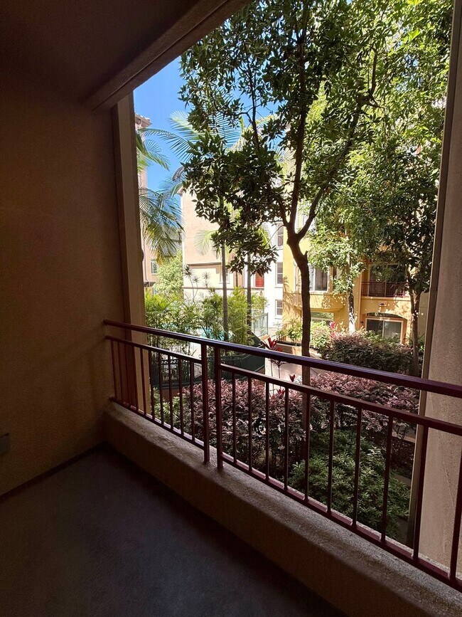 Foto del edificio - Spacious Bankers Hill Studio | In-Unit Laundry | A/C | Fireplace | Pool & Gym | 6-Month Lease
