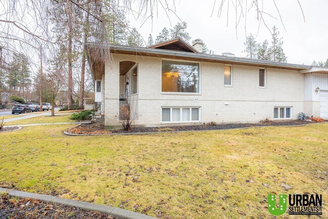 Building Photo - 8 E 16th Ave