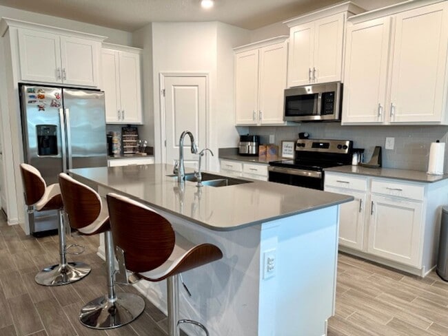 Photo - Spacious 4 bedroom 2.5 Bath, Fully Furnish... House