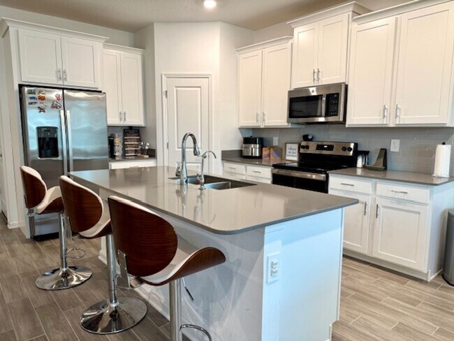 Foto del edificio - Spacious 4 bedroom 2.5 Bath, Fully Furnish...