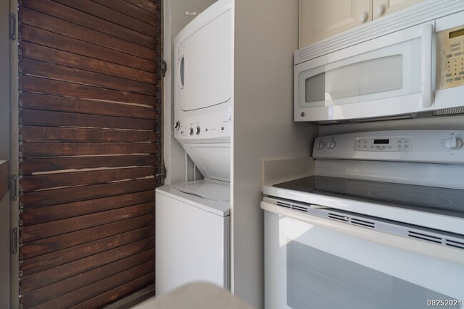 Foto del edificio - 1 Bed 1 Bath Camelot Condominium in Makiki