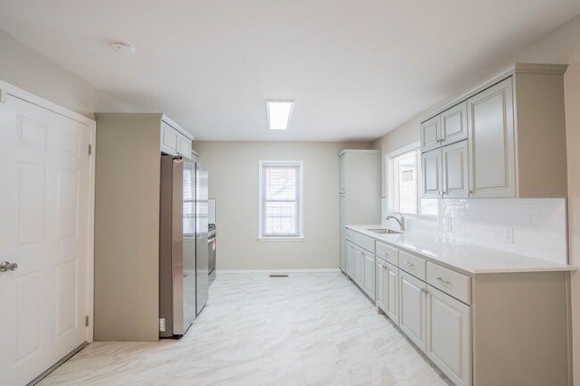 Building Photo - 3 Bed / 1 Bath in North Tulsa! Section 8 W...