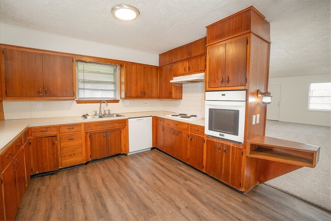 Kitchen - East Manor Apartments