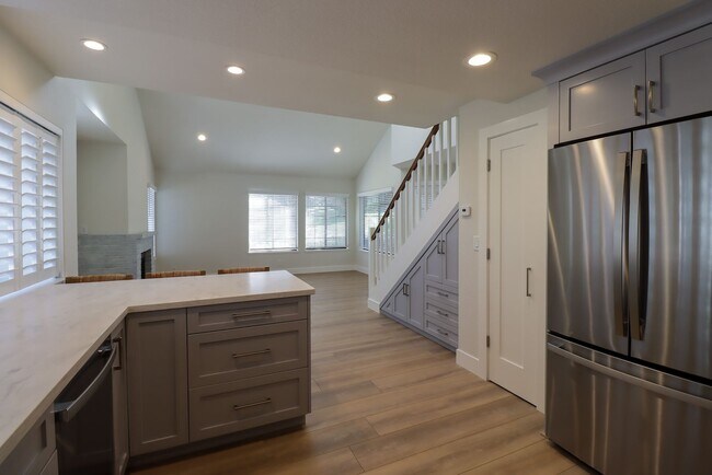 Foto del edificio - FULLY RENOVATED 3 BEDROOM, 2 BATHROOM TOWN...