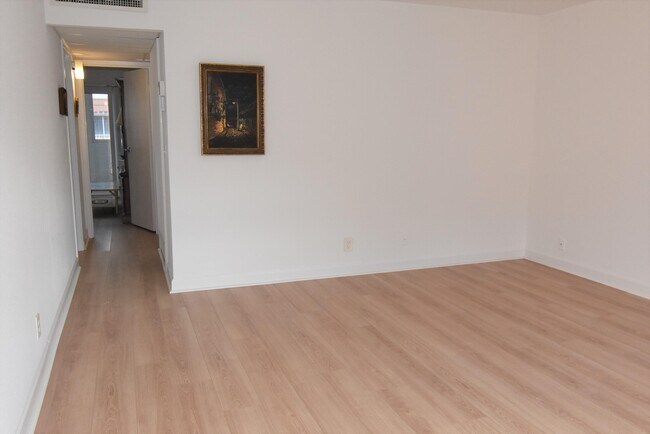 Building Photo - 572 Saxony Dr