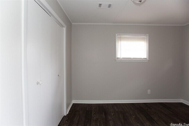 Building Photo - 517 S Maple St